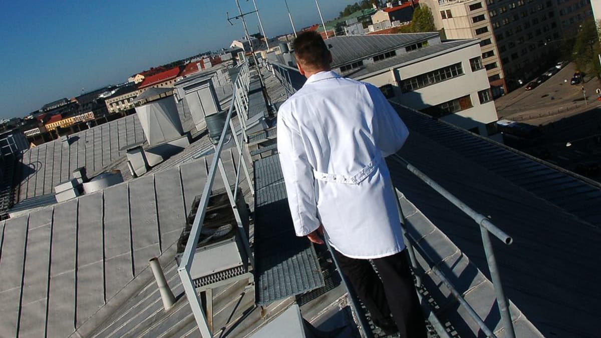 Meiran toimitusjohtaja Raimo Sinisalo kulkee Aleksis Kiven kadun ja Sturenkadun risteyksessä sijaitsevan paahtimon katolla.