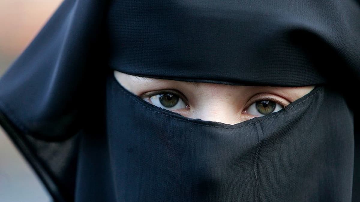 Naisen yllä burka ja nigaabs.