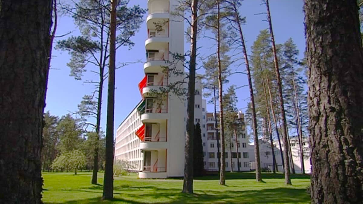 Rakennus metsän keskellä.