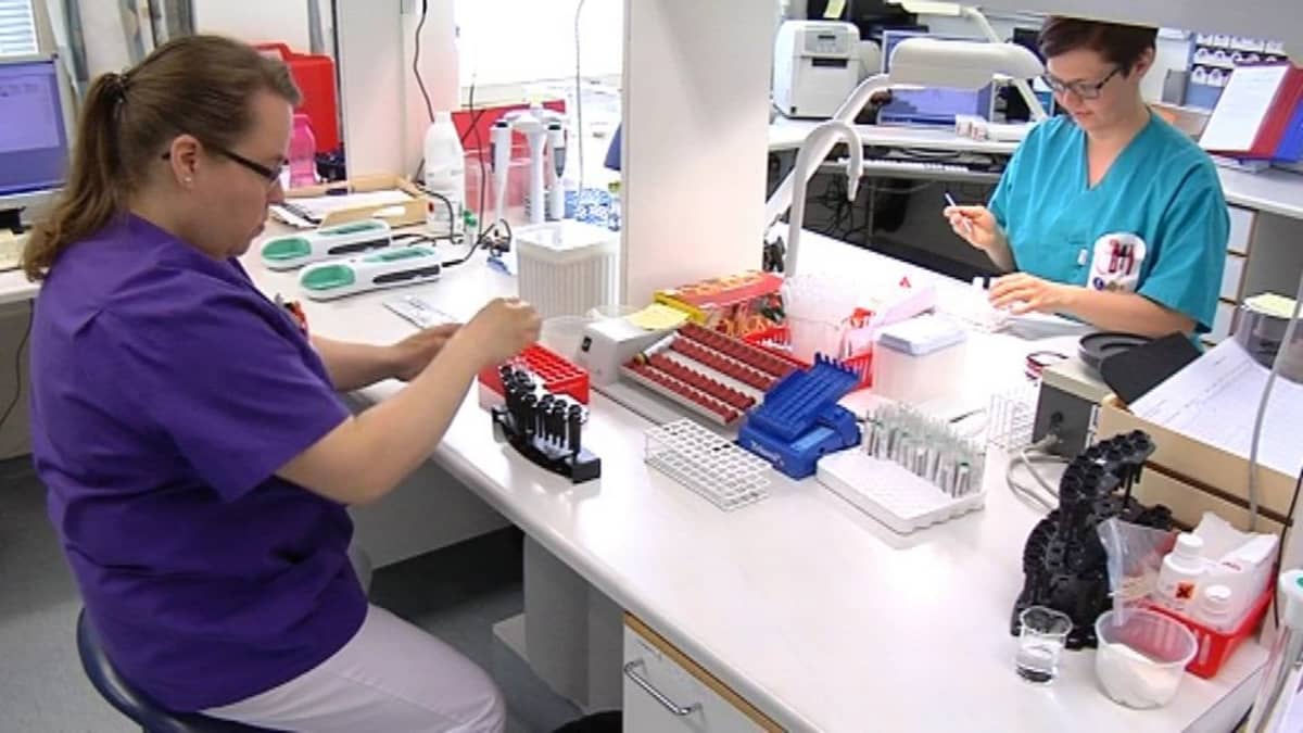 Laboratorion työntekijöitä Alavuden pääterveysasemalla.