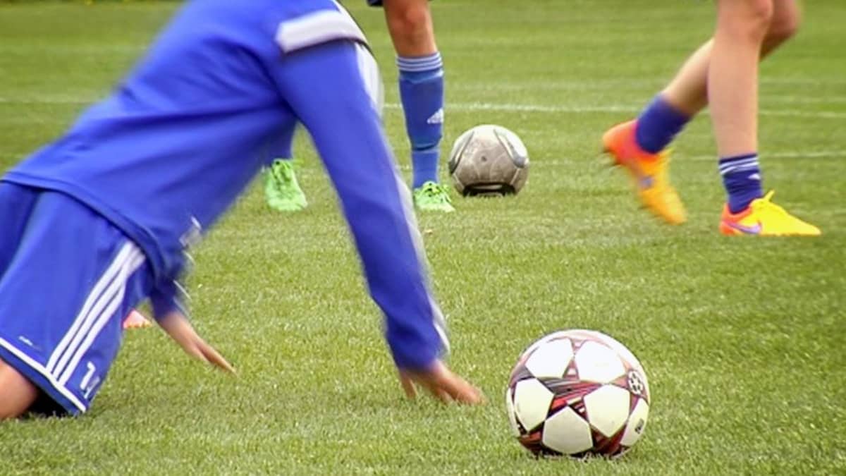 Nuoret pelaajat harjoittelevat jalkapalloa.