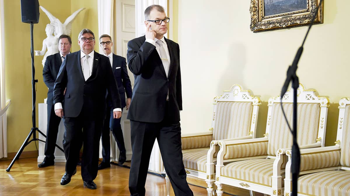 Pääministeri Juha Sipilän johtama uusi hallitus saapumassa tiedotustilaisuuteen altioneuvoston juhlahuoneistossa Smolnassa.