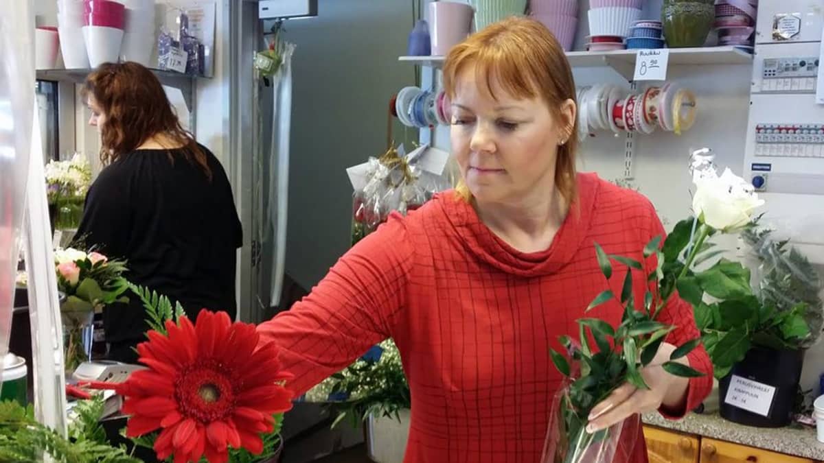 Ylioppilas saa yhä useammin pionin – ruusu pitää silti pintansa ja  kauppiaan kiireisenä | Yle Uutiset
