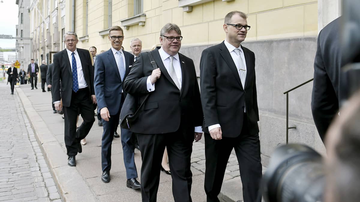 Prime Minister Juha Sipilä leads his new cabinet to the government banquet hall Smolna on Friday.