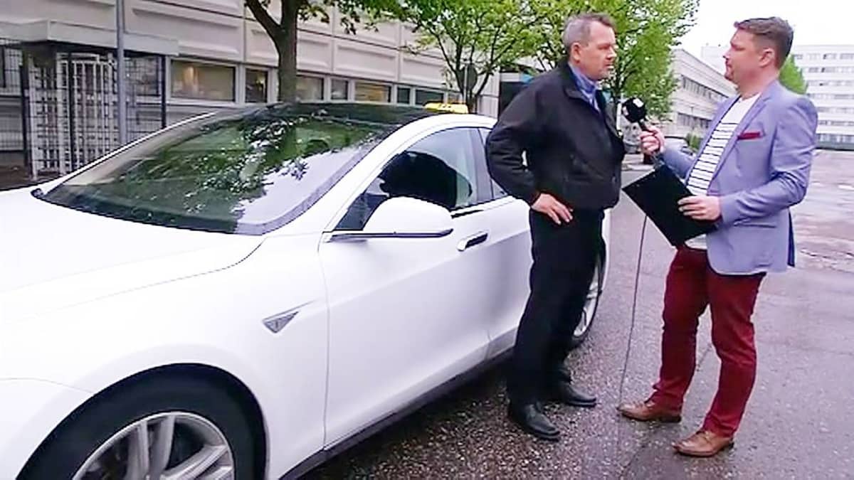 Taksiyrittäjä Ari Nyyssönen ja hänen sähkötaksi.