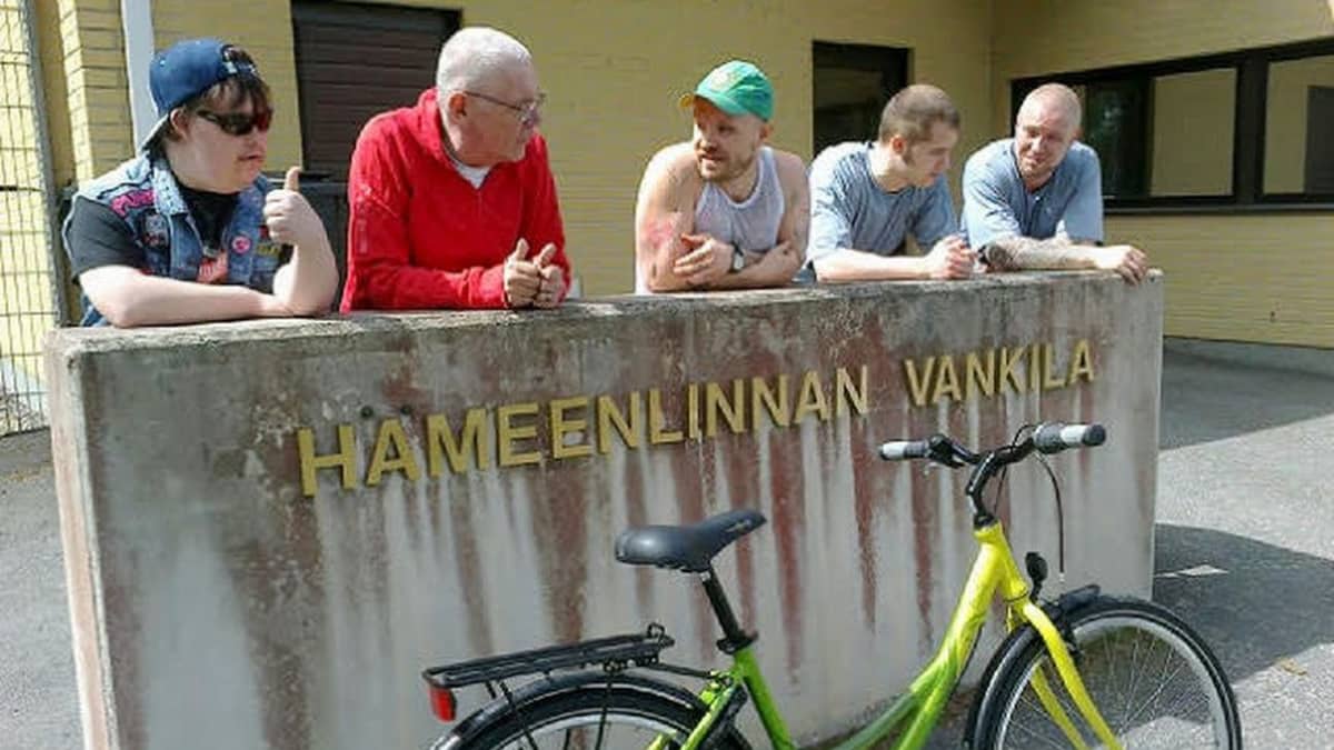 Pertti Kurikan Nimipäivät -rumpali Toni sai uuden polkupyörän Hämeenlinnan vankilan vangeilta