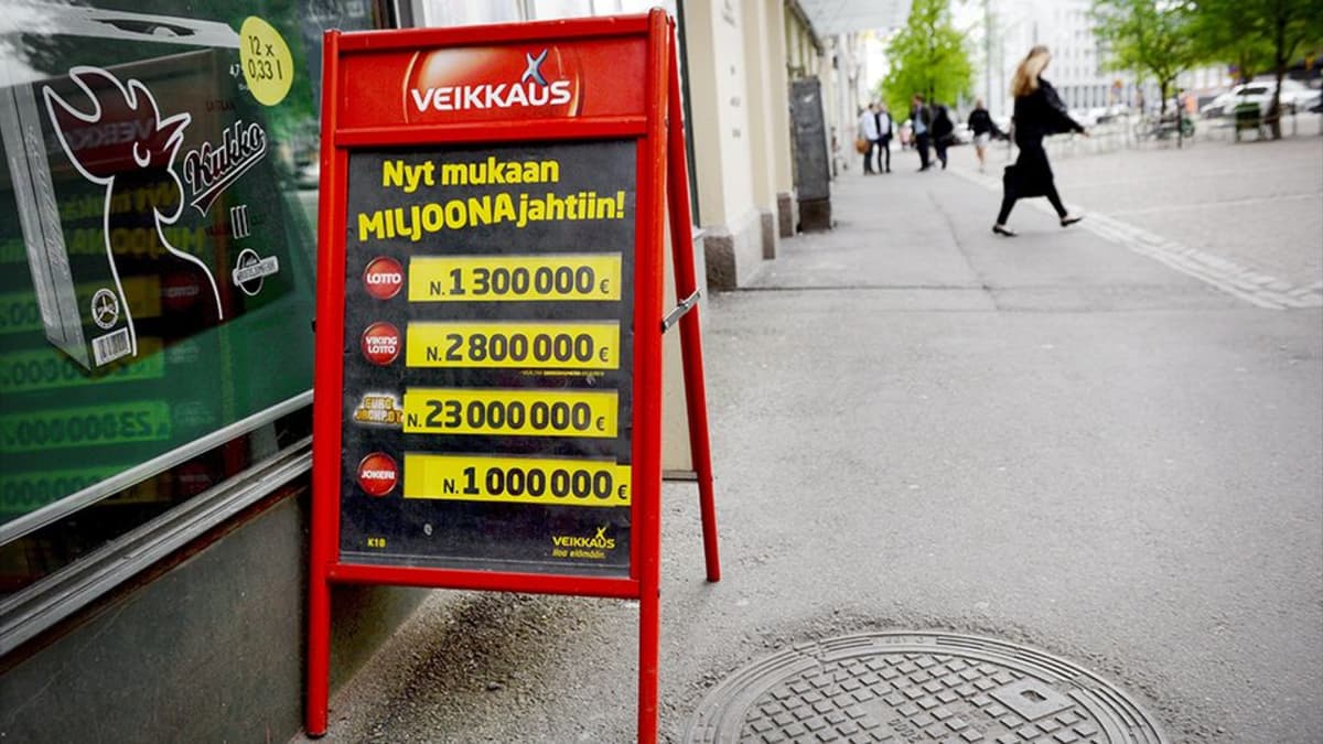 Veikkauksen mainoskyltti kadulla Helsingissä.