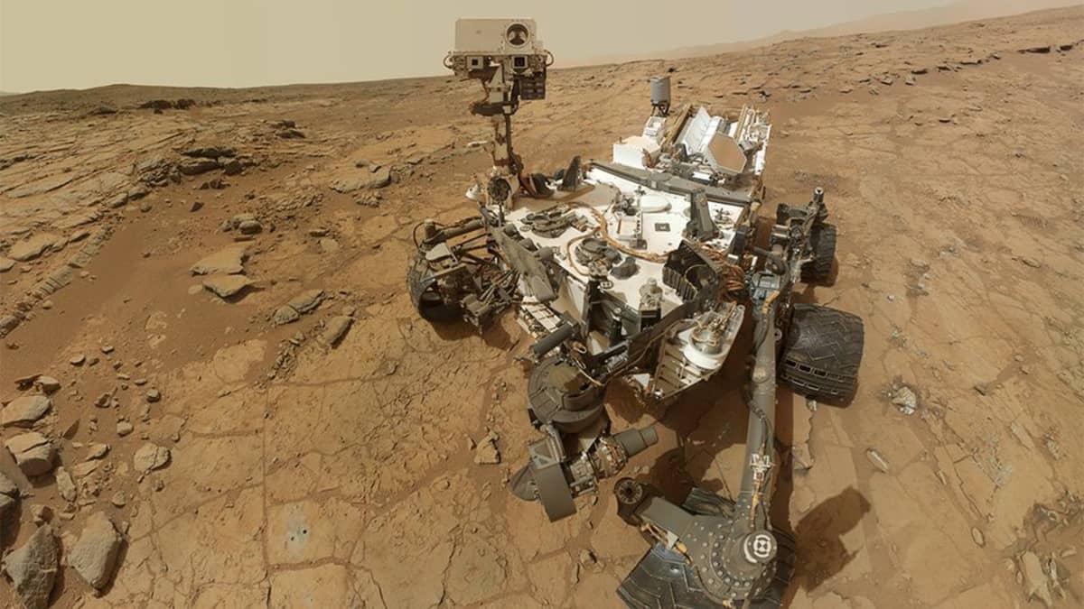Mars-mönkijä Curiosity kivistä aavikkoa muistuttavassa ympäristössä.