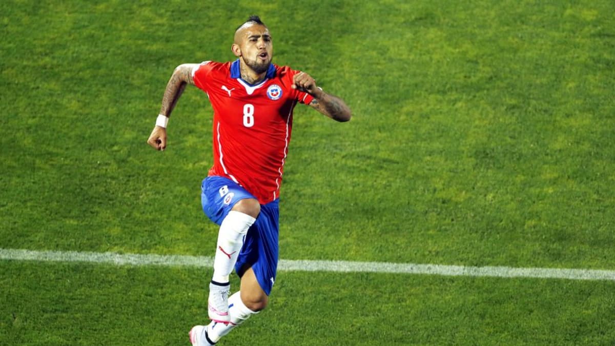 Chilen Arturo Vidal juhlii maaliaan Ecuadorin verkkoon.