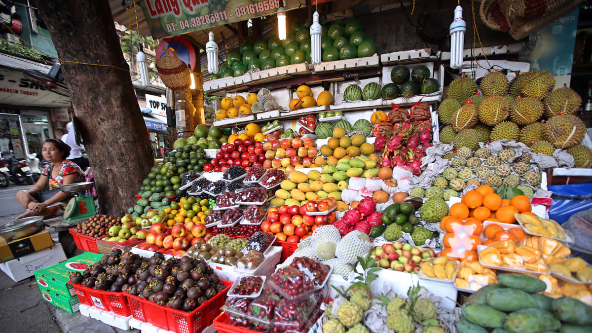 Hanoilainen hedelmäkauppias.