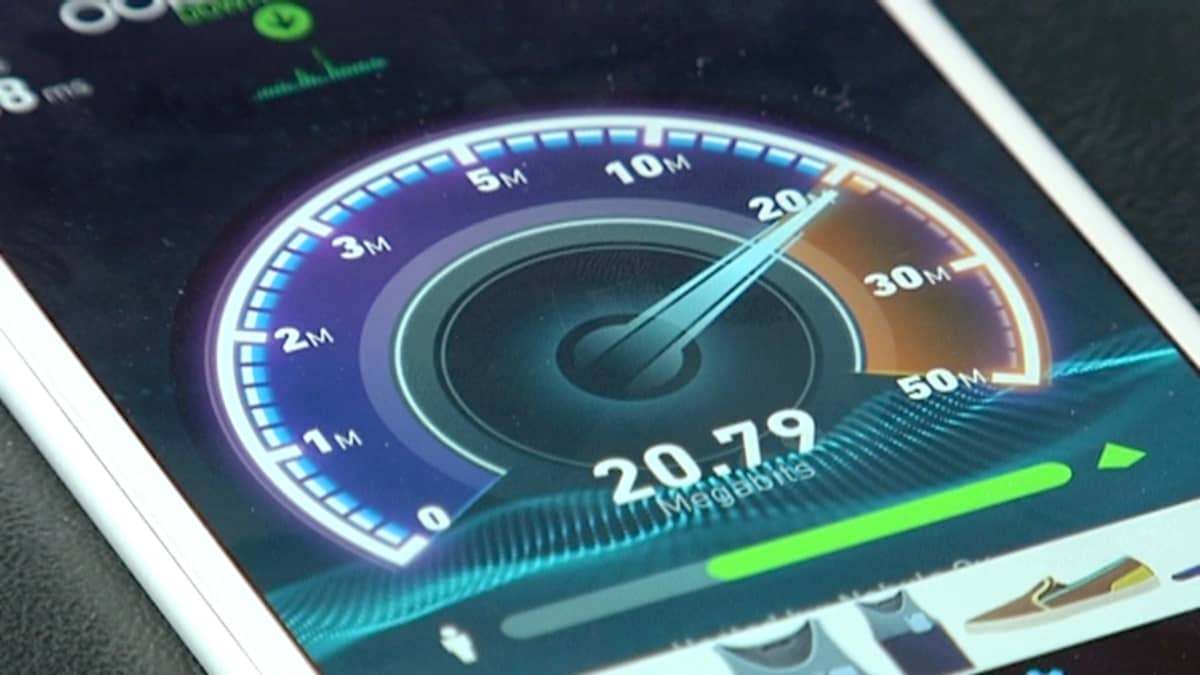 Älypuhelimen näytöllä internetin nopeutta testaava sovellus.