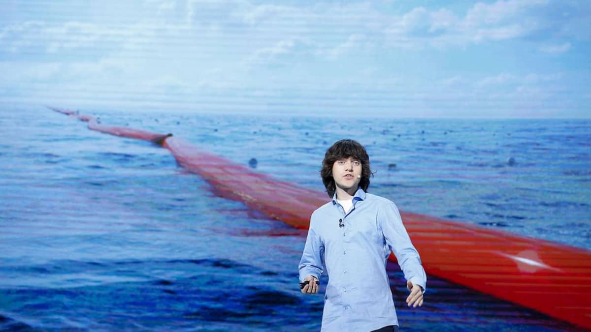 The Ocean Cleanup -säätiön perustaja ja toimitusjohtaja Boyan Slat esitteli hankettaan 20. toukokuuta 2015 Etelä-Korean Soulissa.