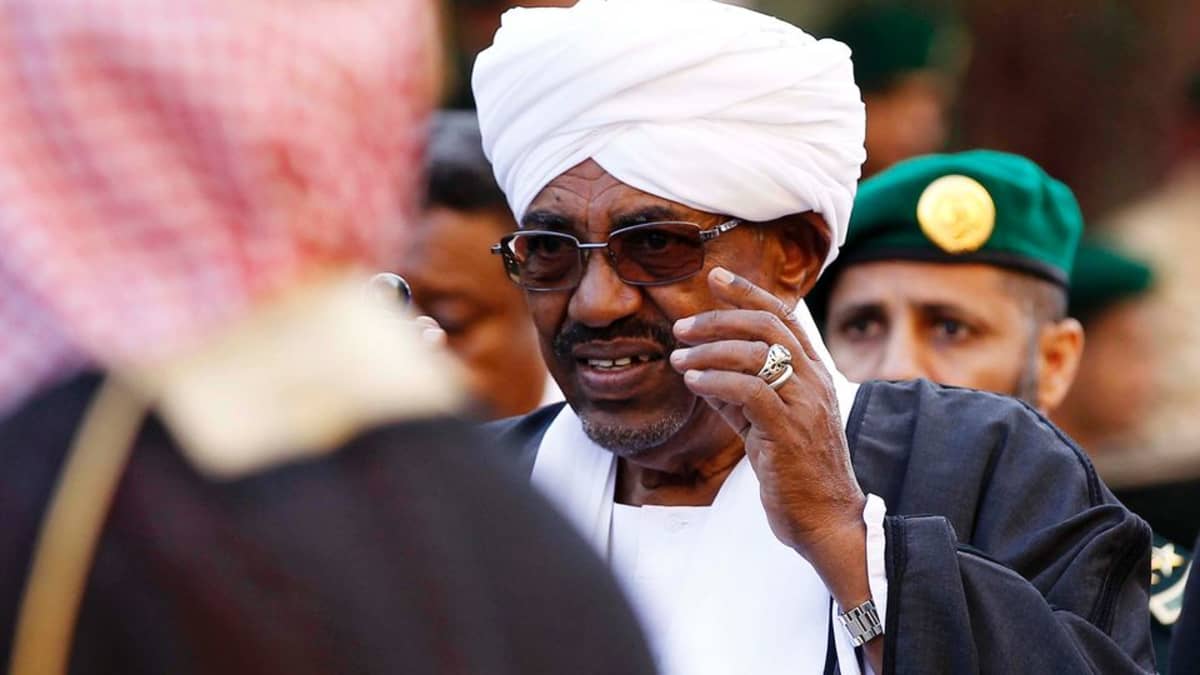 Sudanin presidentti Omar al-Bashir valokuvattuna Saudi-Arabiassa tammikuussa 2015.