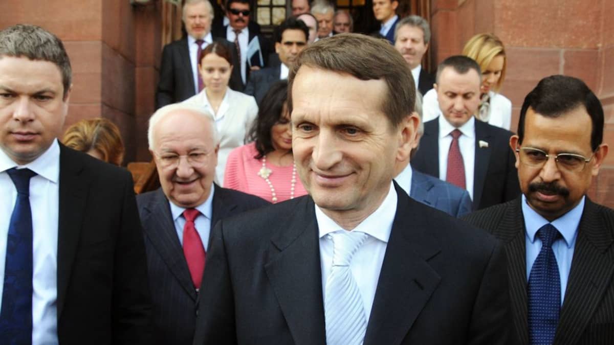 Venäjän parlamentin alahuoneen puhemies Sergei Naryškin valokuvassa (kesk.) New Delhissa, Intiassa, helmikuussa 2015.