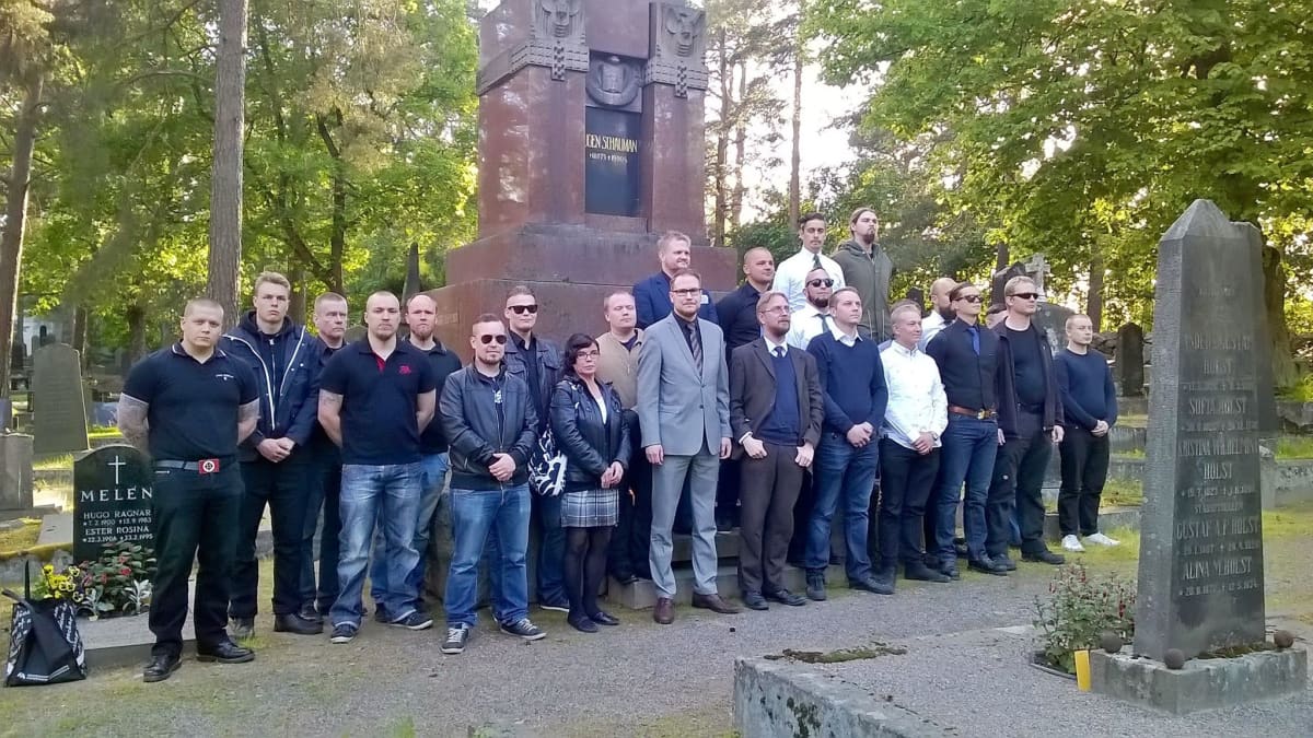 Ryhmä ihmisiä ja kansanedustaja Olli Immonen Eugen Schaumanin haudalla.
