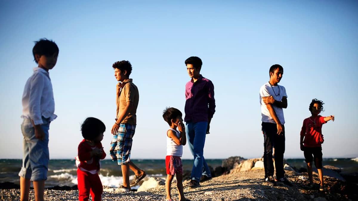 Afganistanilainen pakolaisperhe odottaa rekisteröintiä Kreikassa Lesvosin saarella. YK:n pakolaisjärjestön raportin mukaan yli puolet maailman pakolaisista on lapsia.
