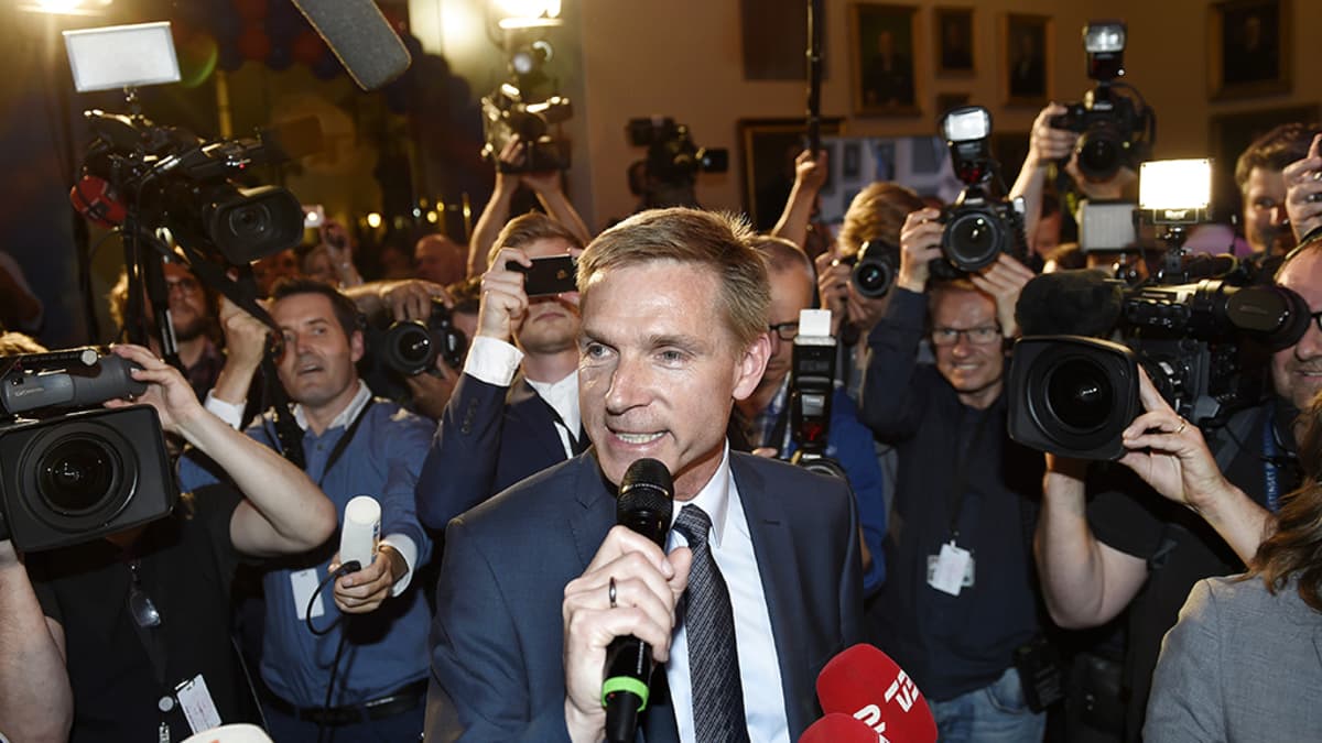Kristian Thulesen Dahl puhuu medialle.