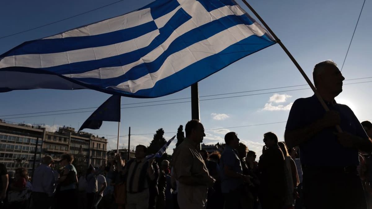 Mielenosoittajat kantavat Kreikan lippua.