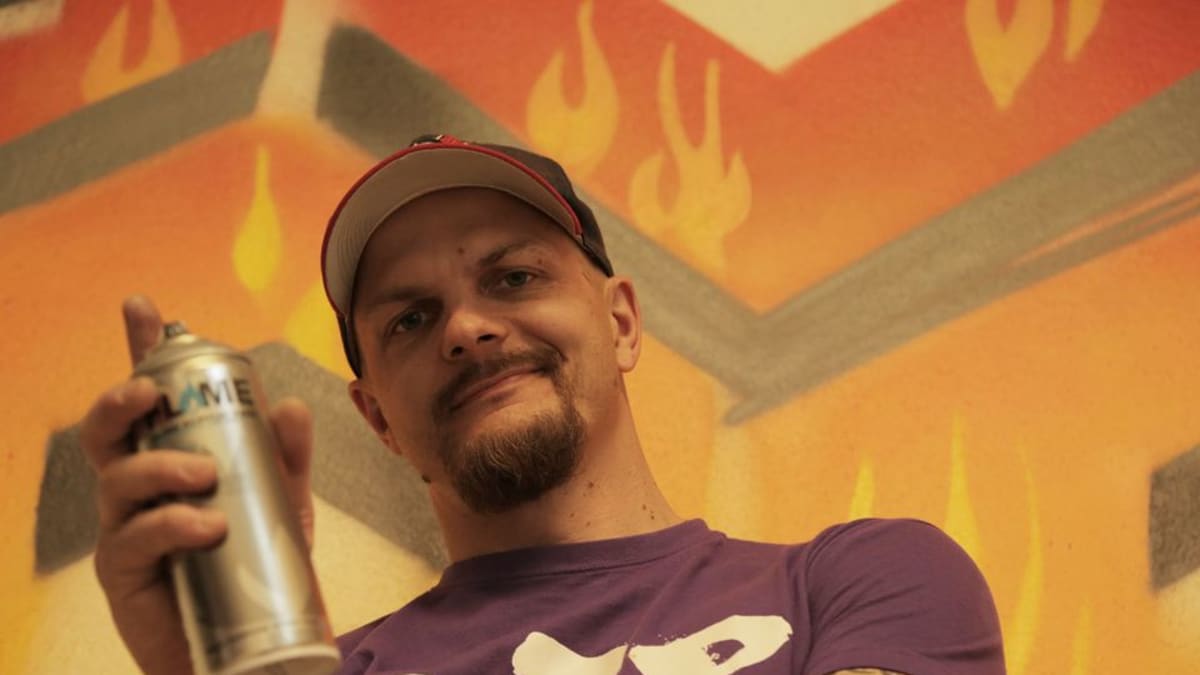Pete "Hende" Nieminen on osa kokenutta katutaideryhmää, joka vetää graffitityöpajaa Kemijärvellä.
