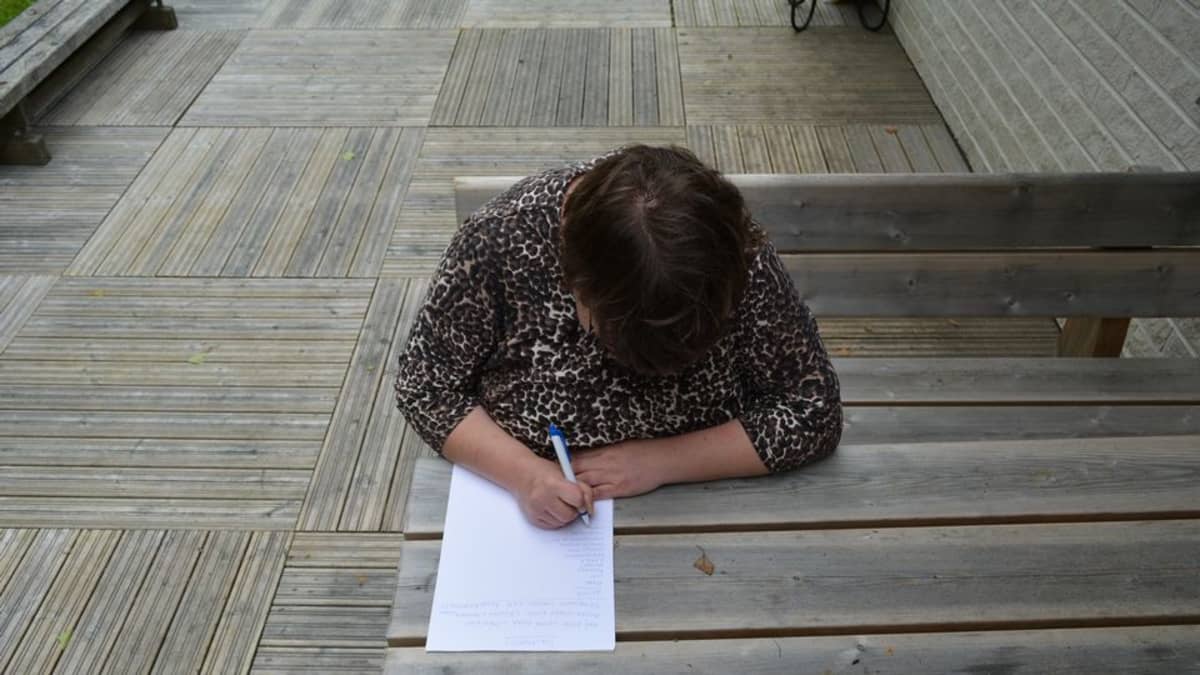 Miia Korhonen listaa paperille haaveitaan tulevaisuuden omaan kotiin hankittavista asioista.
