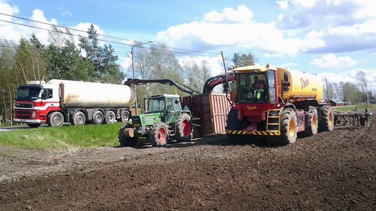 Kuvassa lietekone pellolla