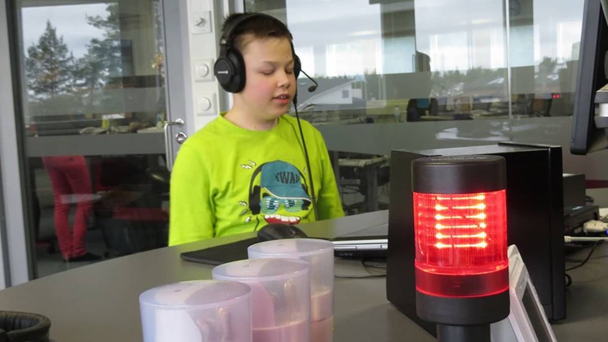 Näkövammaiselle Villelle radio on unelmien työpaikka | Yle Uutiset