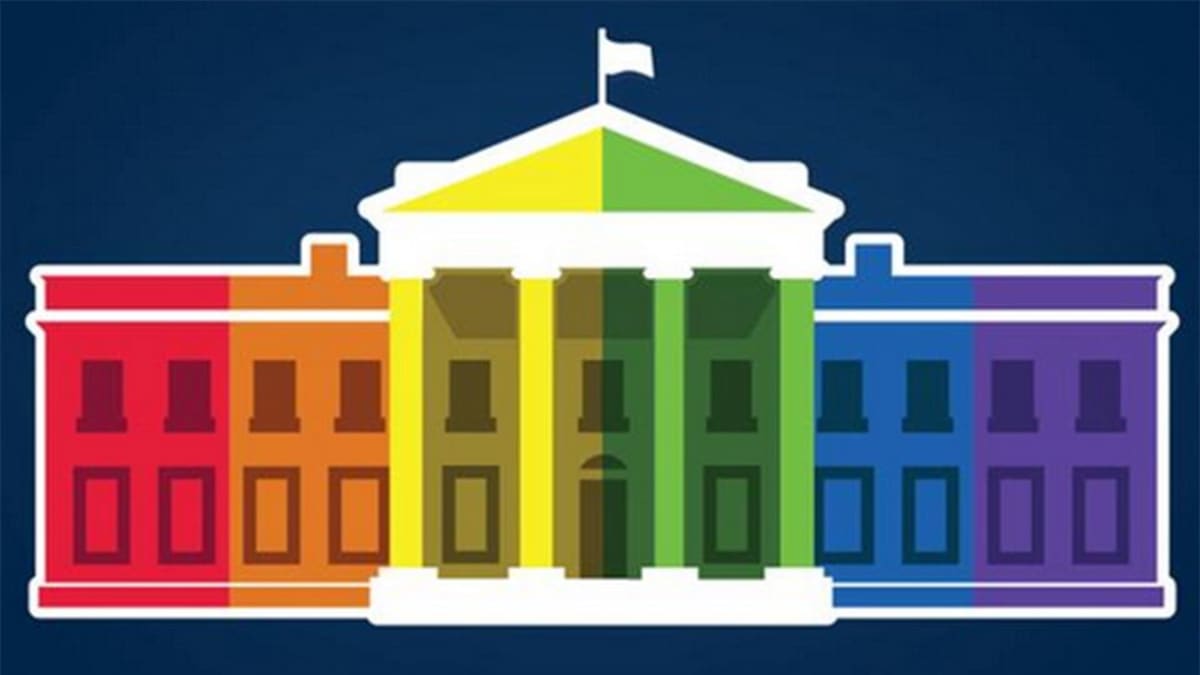 PiirrettyValkoinen talo sateenkaaren väreissä