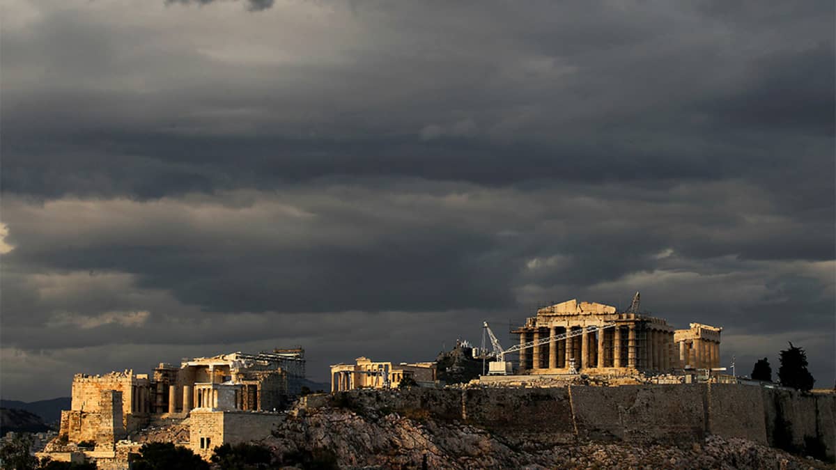 Tummia pilviä Ateenan Akropliksen yläpuolella.
