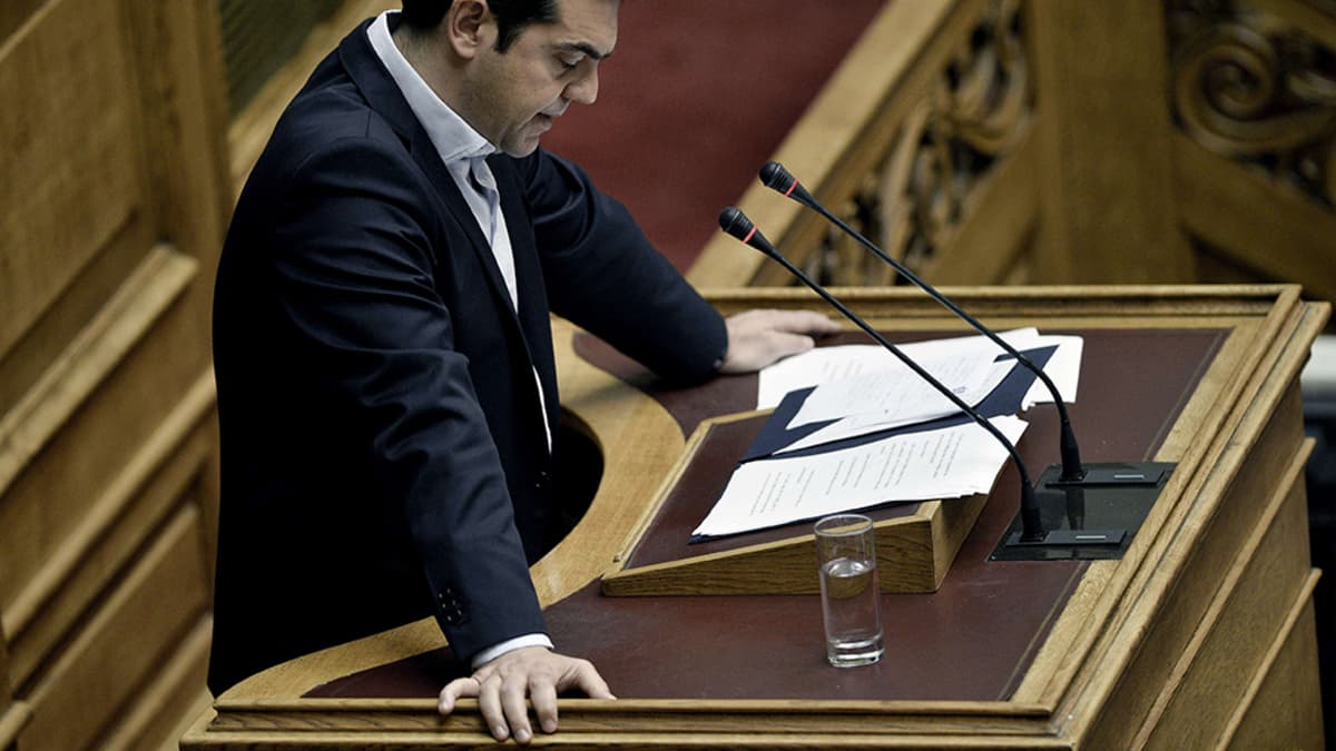 Kreikan pääministeri Alexis Tsipras puhuu parlamentissa 28. kesäkuuta 2015. 
