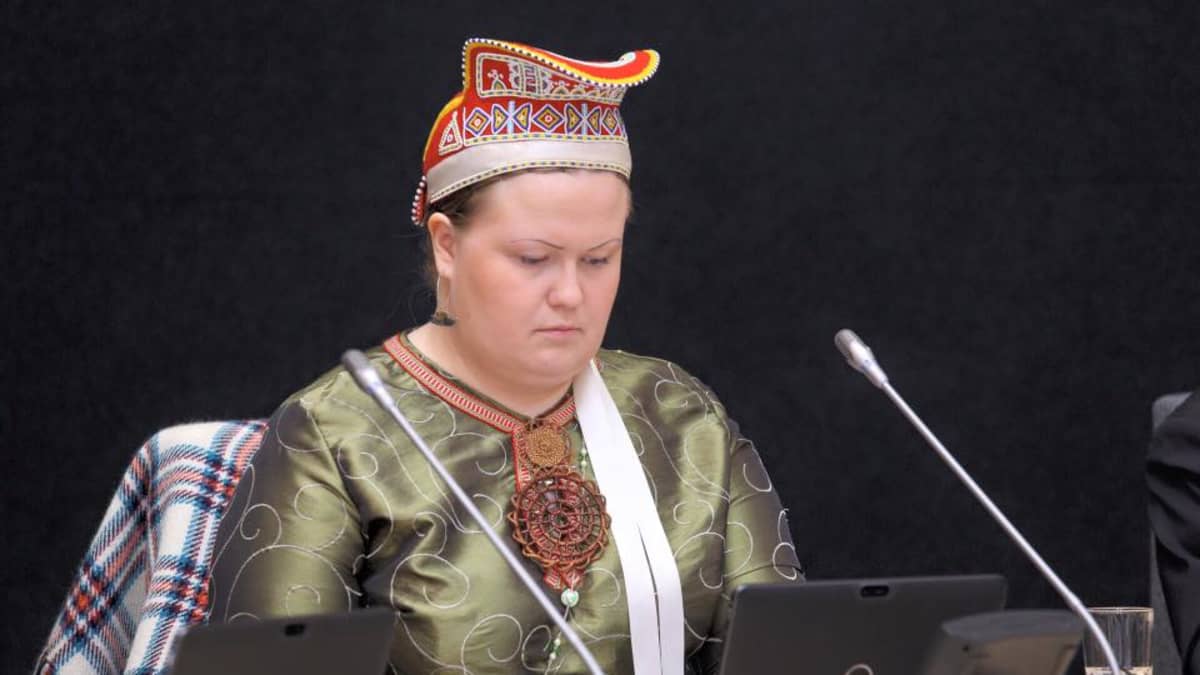 Saamelaiskäräjien puheenjohtaja Tiina Sanila-Aikio täysistunnossa 25.6.2015.