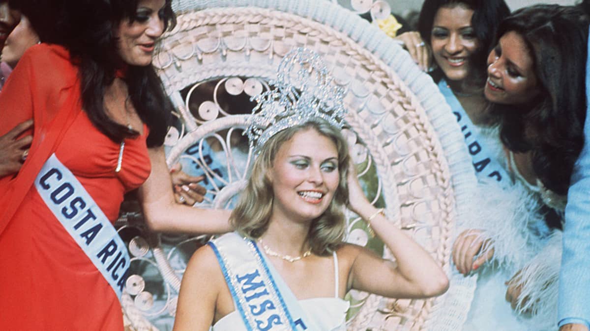 Miss Universum 1975 -kilpailut. Miss Universum Anne Pohtamo perintöprinsessoineen.