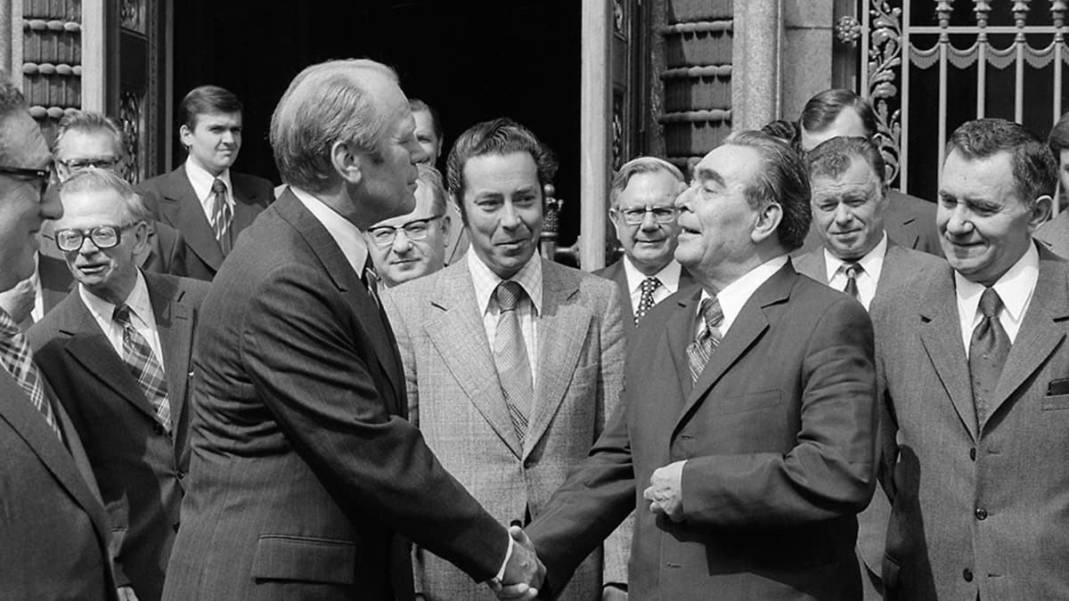 Yhdysvaltain presidentti Gerard Ford, Neuvostoliiton presidentti Leonid Brezhnev ja Neuvostoliiton ulkoministeri Andrei Gromyko Neuvostoliiton suurlähetystön edustalla ETY-kokouksen aikaan elokuussa 1975. 