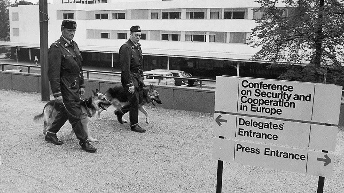 Helsingissä heinäkuussa 1975 järjestetyn ETY-kokouksen turvatoimet olivat mittavat. Kaksi poliisia koirineen Finlandia-talon edustalla.