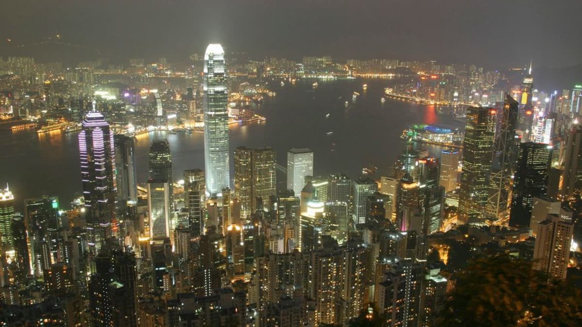 Iltanäkymä Victoria Peakiltä kohti Hongkongin saarta ja Kowloonin niemimaata vuonna 2004.