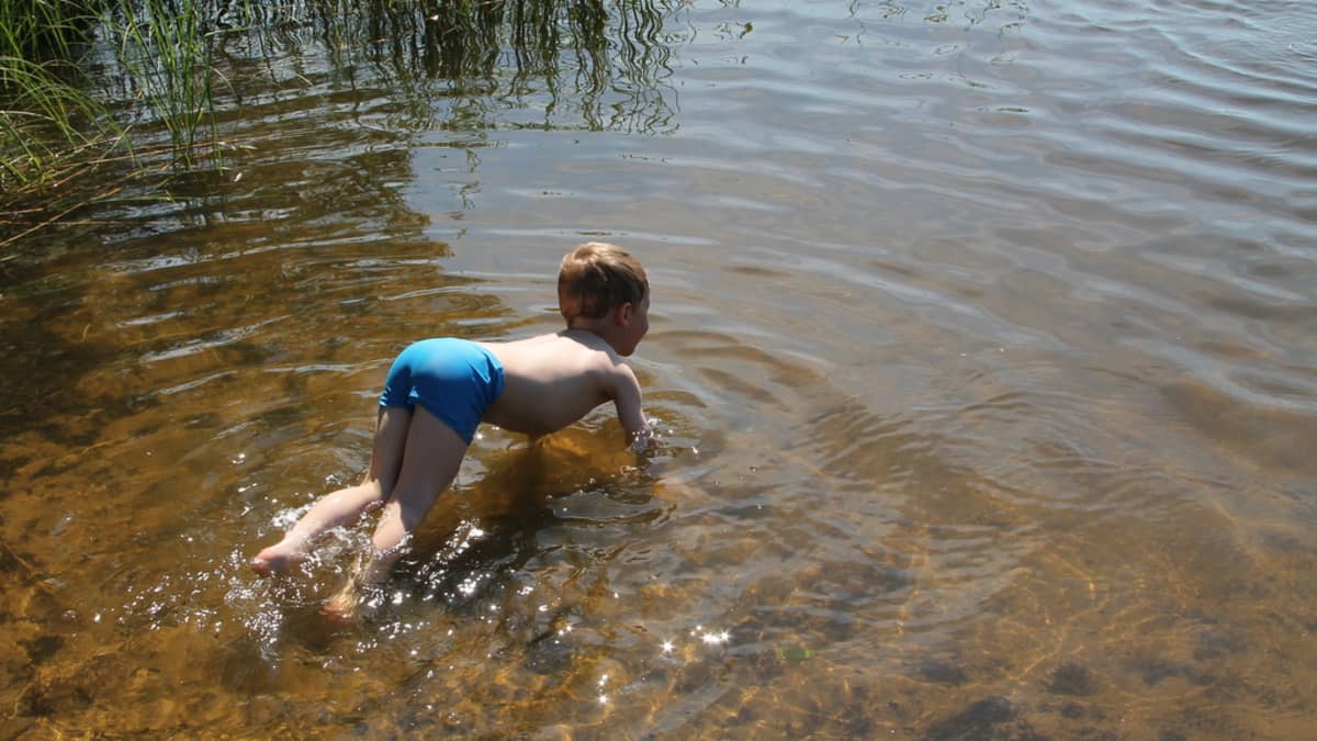 Lapsi polskii järvessä.