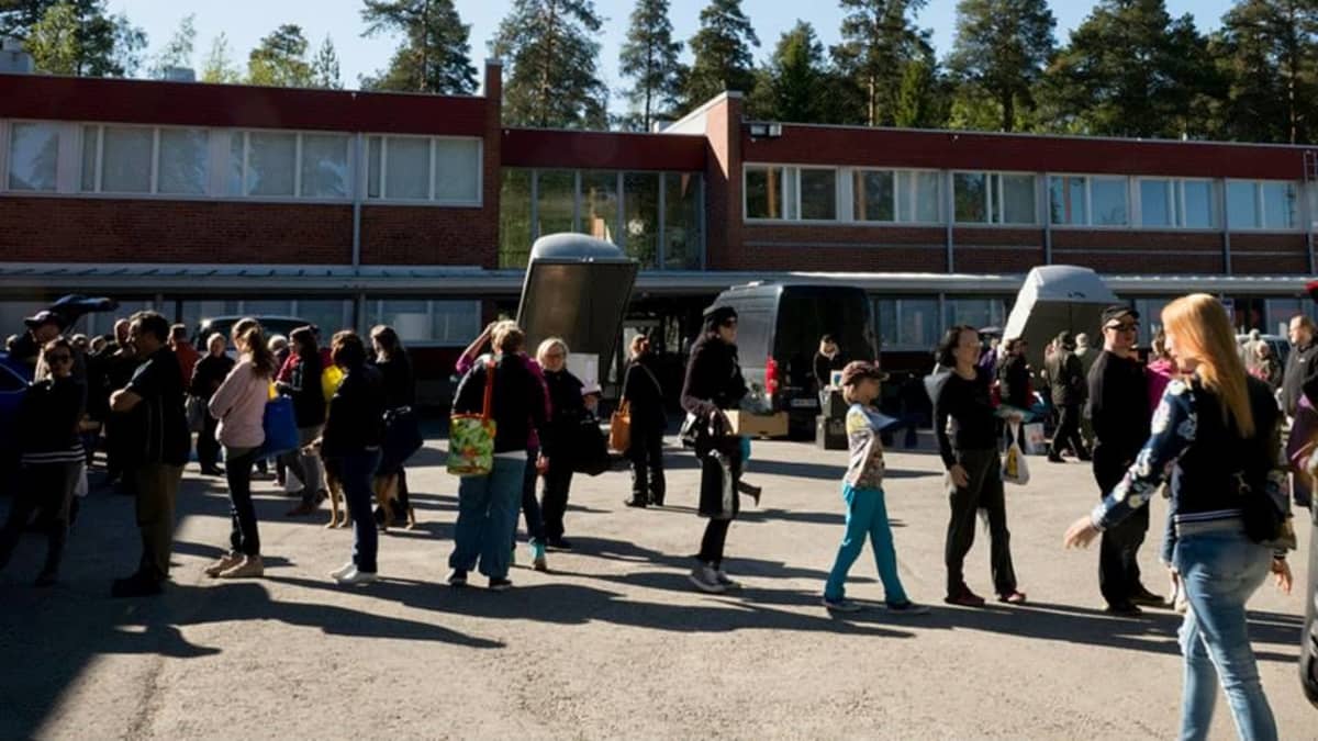 Ihmisiä Oulun REKO-lähiruokaryhmän tilaisuudessa, jossa tuottajat myivät ruokaa suoraan kuluttajille.