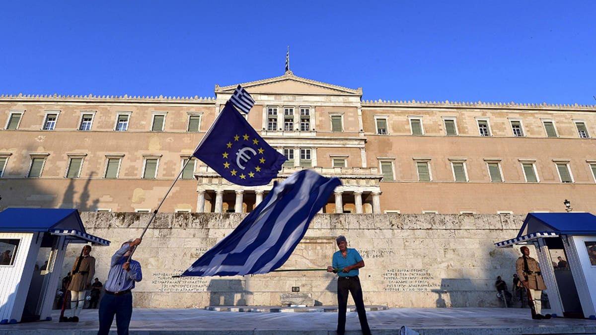 Euromieliset protestoivat parlamentin edustalla Ateenassa 9. heinäkuuta 2015. 