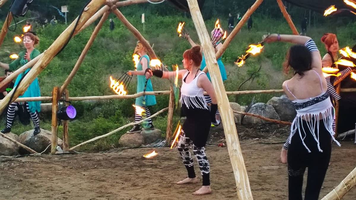 Kosmos Festival muuttaa metsän maagiseksi taikamaailmaksi | Yle Uutiset
