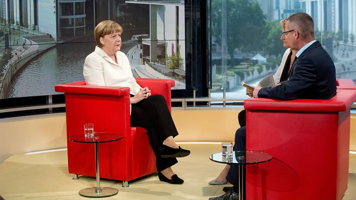 Angela Merkel tv-haastattelussa.