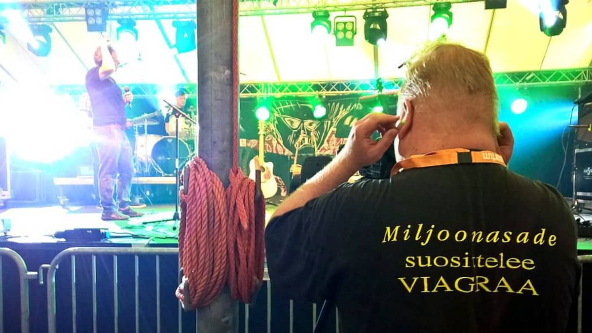 Videontekijä Risto Pohjosen paita saattaa viitata bändin ikääntymiseen.