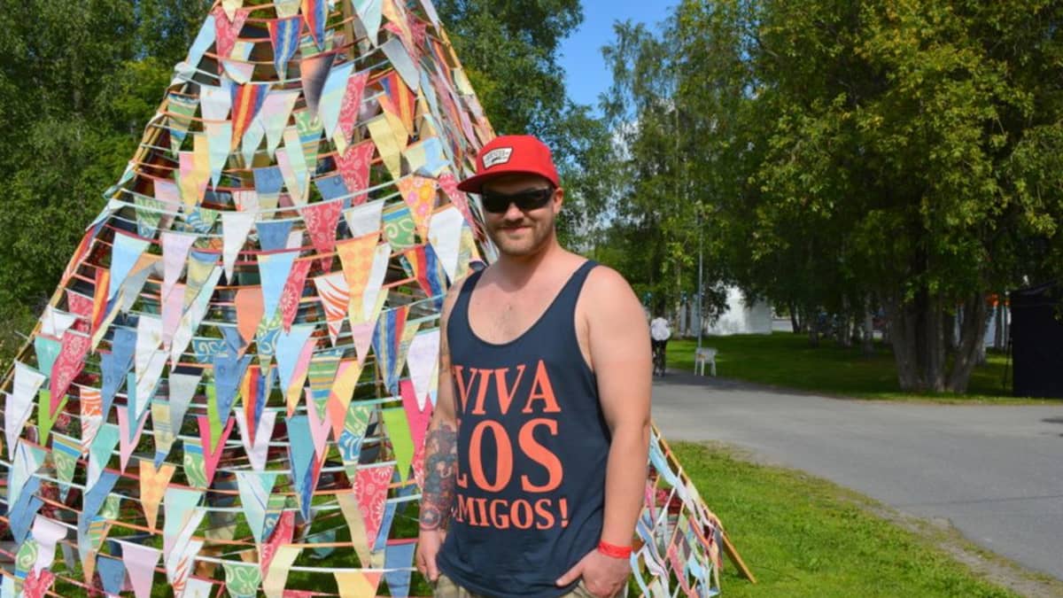 Qstock-talkootyöntekijä Samu Manninen seisoo festivaalialueella tiipiin edessä.