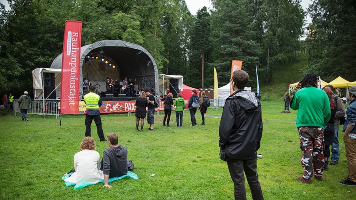 Ihmisiä kuuntelemassa Pax Rauhanfestivaalien ilmaiskonserttia Helsingin Alppipuistossa 26. heinäkuuta 2015.