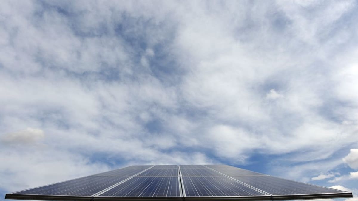 Kuvan aurinkopaneelit sijaitsevat yksityisasunnon pihalla Greensburgissa, Kansasin osavaltiossa.