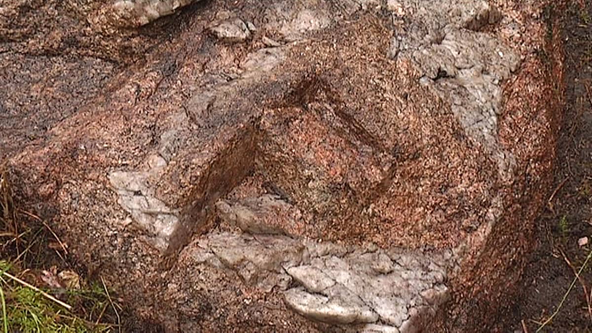Kuurmanpohjan kaivausten lähellä oleva kallio, josta on irroitettu kvartsia työkalujen tekoa varten yli 10 000 vuotta sitten