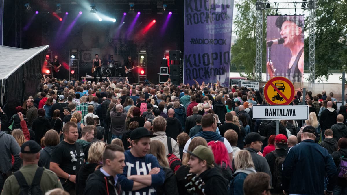 Kuopio RockCock käynnistyi epävakaisessa säässä – katso ihmisten fiilikset  kuvagalleriasta | Yle Uutiset