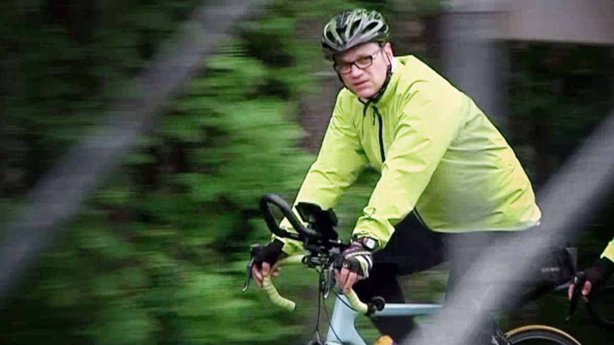Juha Sipilä ajaa polkupyörällä.