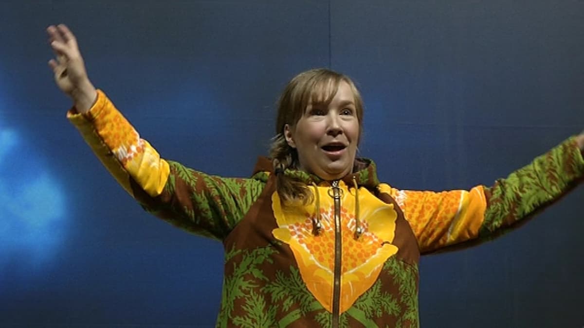 Oulun kaupunginteatterin näyttelijä Merja Pietilä esittää Taivaslaulu-näytelmässä Viljaa.