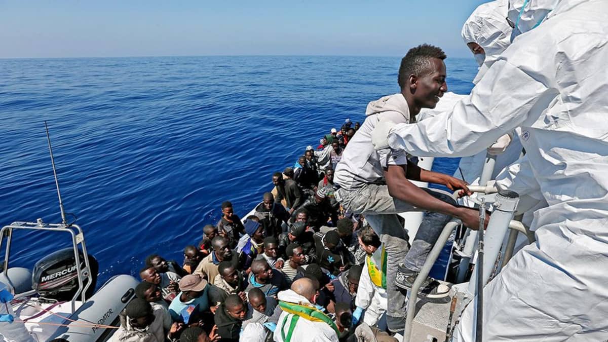 Italian merivartiosto pelastaa pakolaisia Välimerellä huhtikuussa.