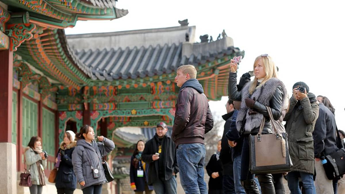 Ulkomaalaiset turistit kuvaavat Changdeokin palatsia Etelä-Korean Soulissa.