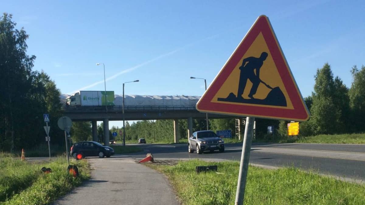 Höyryveturi ja kypärätön pyöräilijä – liikennemerkit jämähtäneet  takavuosille | Yle Uutiset